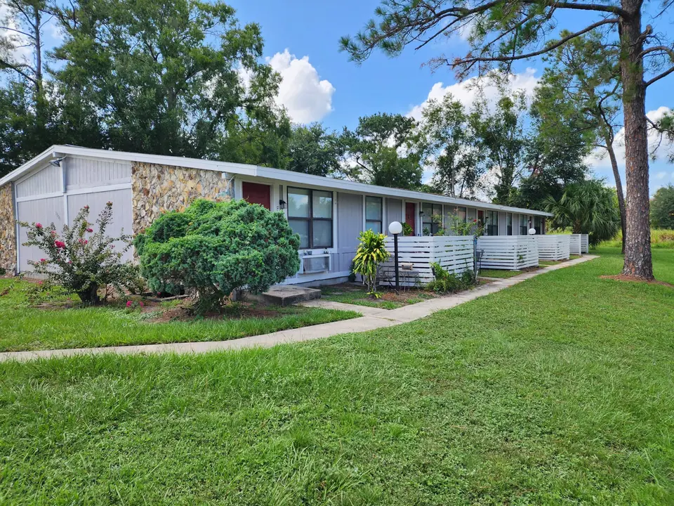 A landscaped apartment exterior at Heatherwood in Kissimmee, Florida.